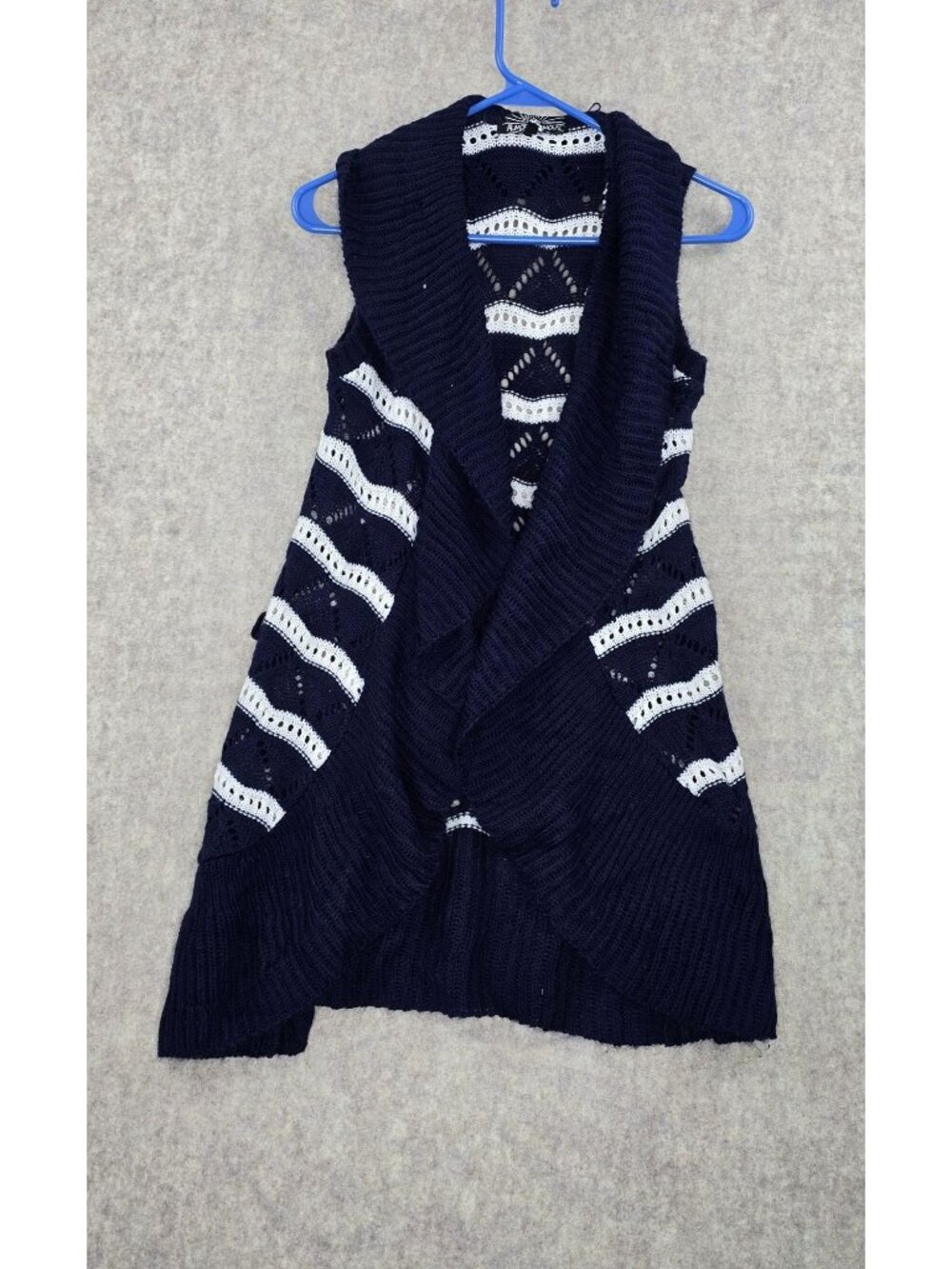 Almost Famous Womens Sleeveless Knit Open Cardigan Navy White Crochet Accents